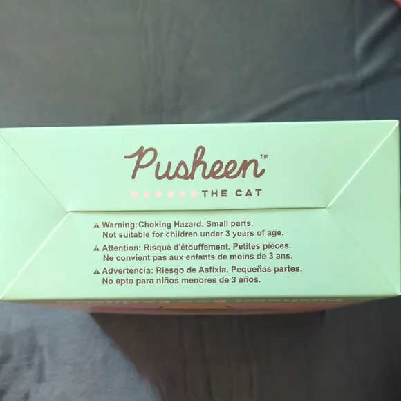 Pusheen Vinyl Toy with Green Leaves - Picture 5 of 5